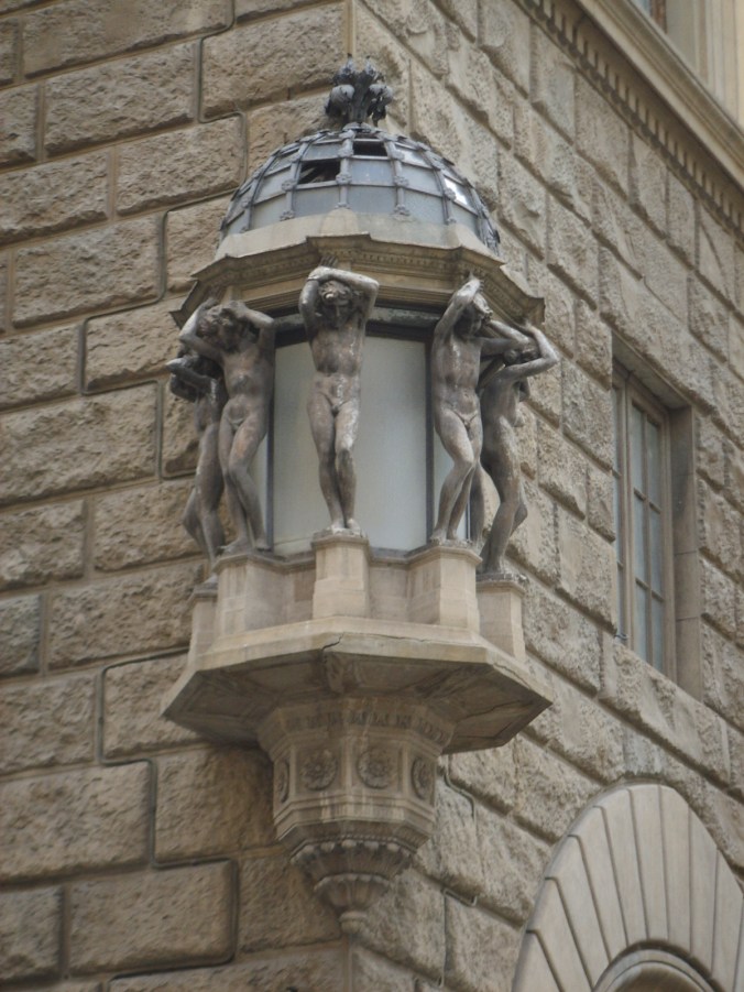 Palazzo_dello_strozzini,_edicola