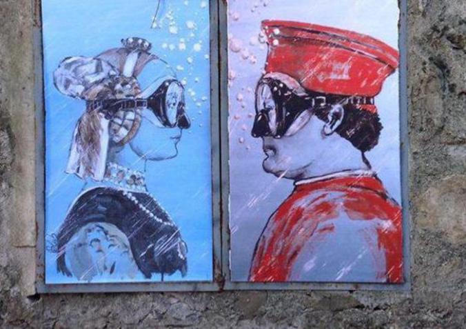 Arte: Gesù e Picasso con maschera sub, writer tappezza vie