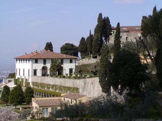 1200px-Villa_Medici_a_Fiesole_1